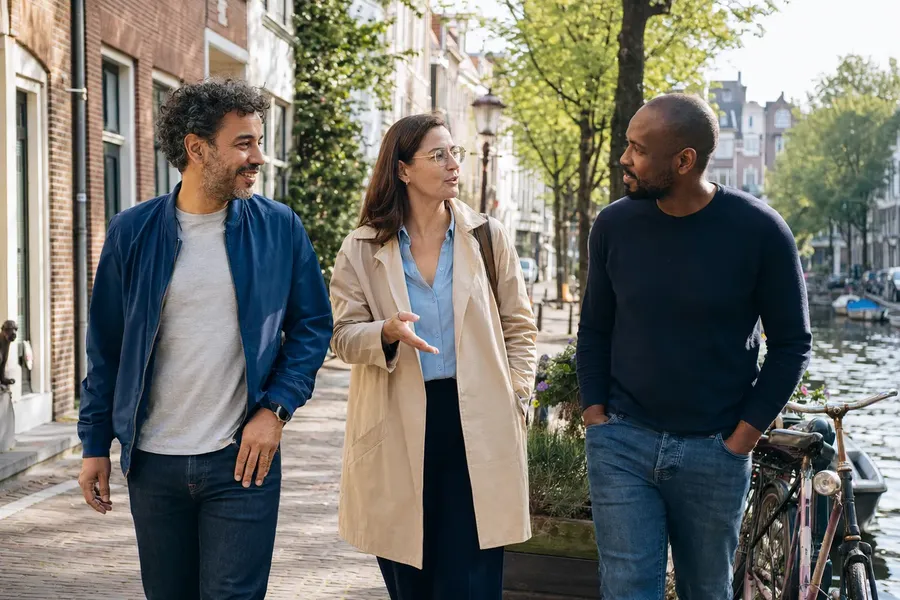 Mensen uit de community wandelen samen